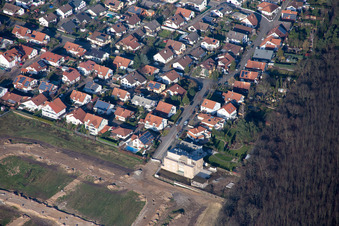 Vue aérienne de Potsdamer Straße à le quartier Neudorf in Graben-Neudorf dans le département Bade-Wurtemberg, Allemagne