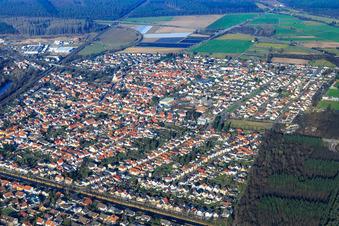 Vue aérienne de Vue de la ville depuis le sud à le quartier Neudorf in Graben-Neudorf dans le département Bade-Wurtemberg, Allemagne