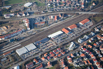 Vue aérienne de Marchés commerciaux sur Heidelbergerstr à le quartier Graben in Graben-Neudorf dans le département Bade-Wurtemberg, Allemagne