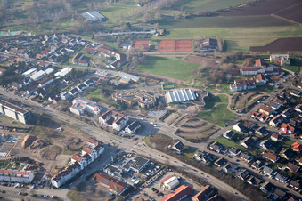 Vue aérienne de Salle Pestalozzi à le quartier Graben in Graben-Neudorf dans le département Bade-Wurtemberg, Allemagne