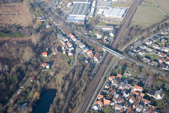 Vue aérienne de À Bruhrain à le quartier Neudorf in Graben-Neudorf dans le département Bade-Wurtemberg, Allemagne
