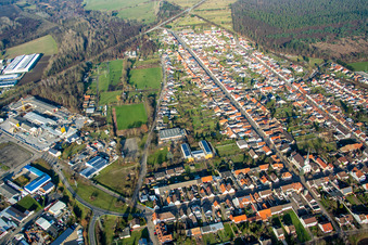 Vue aérienne de Vue des rues et des maisons dans les quartiers résidentiels à le quartier Huttenheim in Philippsburg dans le département Bade-Wurtemberg, Allemagne