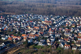 Vue aérienne de Rue du Rhin à le quartier Neuburgweier in Rheinstetten dans le département Bade-Wurtemberg, Allemagne