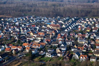 Vue aérienne de Rue du Rhin à le quartier Neuburgweier in Rheinstetten dans le département Bade-Wurtemberg, Allemagne