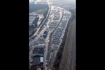 Vue aérienne de Des rangées interminables de voitures dans l'entrepôt douanier pour l'importation de voitures en provenance de Walon à Lauterbourg dans le département Bas Rhin, France
