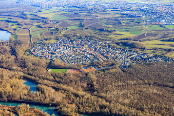 Vue aérienne de Vue des prairies du Rhin depuis l'ouest à le quartier Neuburgweier in Rheinstetten dans le département Bade-Wurtemberg, Allemagne