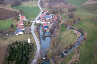 Vue aérienne de Moulin à eau historique Eduard Wensauer GmbH & Co. KG Rottaler Hammerwerk dans la propriété d'une ferme au bord de l'Altbach à le quartier Anzenkirchen in Triftern dans le département Bavière, Allemagne