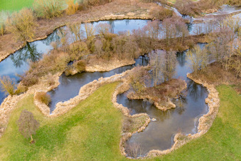 Vue aérienne de Paysage de plaine inondable hivernale dans la vallée du Rottal le long de la rivière Rott à le quartier Hirschbach in Bad Birnbach dans le département Bavière, Allemagne