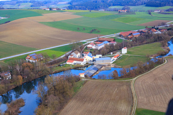 Vue aérienne de Barrage fluvial sur la Rott avec la métallurgie de Franz Plinganser à le quartier Schwaibach in Bad Birnbach dans le département Bavière, Allemagne