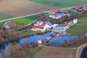 Vue aérienne de Barrage fluvial sur la Rott avec la métallurgie de Franz Plinganser à le quartier Schwaibach in Bad Birnbach dans le département Bavière, Allemagne