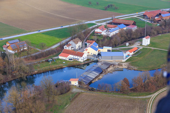 Photographie aérienne de Barrage fluvial sur la Rott avec la métallurgie de Franz Plinganser à le quartier Schwaibach in Bad Birnbach dans le département Bavière, Allemagne