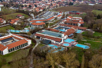 Vue aérienne de Thermes et piscine à la piscine extérieure du centre de loisirs Rottal Terme à le quartier Aunham in Bad Birnbach dans le département Bavière, Allemagne