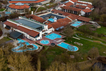 Vue aérienne de Thermes et piscine à la piscine extérieure du centre de loisirs Rottal Terme à le quartier Aunham in Bad Birnbach dans le département Bavière, Allemagne