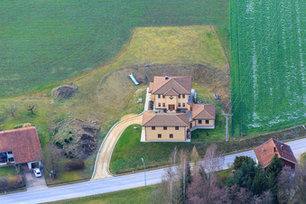 Vue aérienne de Rue Pfarrhof à le quartier Hirschbach in Bad Birnbach dans le département Bavière, Allemagne