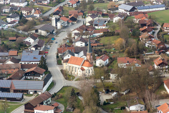 Vue aérienne de Bâtiment d'église au centre du village à le quartier Hirschbach in Bad Birnbach dans le département Bavière, Allemagne