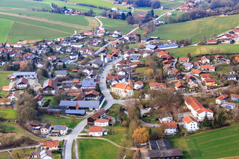 Vue aérienne de Saint Martin à le quartier Hirschbach in Bad Birnbach dans le département Bavière, Allemagne