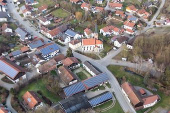 Vue aérienne de Bâtiment d'église au centre du village à le quartier Hirschbach in Bad Birnbach dans le département Bavière, Allemagne