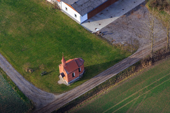 Vue aérienne de Chapelle de Brunnöd à le quartier Degernbach in Pfarrkirchen dans le département Bavière, Allemagne