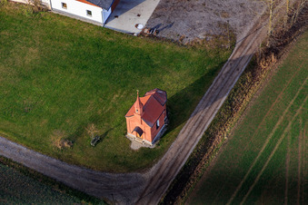 Vue aérienne de Chapelle de Brunnöd à le quartier Degernbach in Pfarrkirchen dans le département Bavière, Allemagne