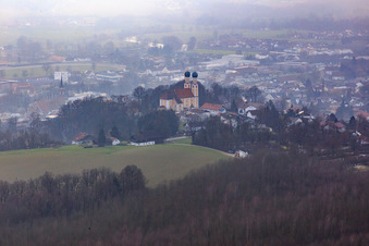 Vue aérienne de Église de pèlerinage de Gartlberg à Pfarrkirchen dans le département Bavière, Allemagne