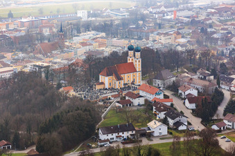 Vue aérienne de Église de pèlerinage de Gartlberg à Pfarrkirchen dans le département Bavière, Allemagne