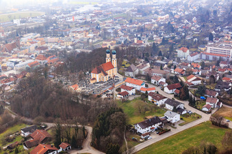 Église de pèlerinage de Gartlberg à Pfarrkirchen dans le département Bavière, Allemagne hors des airs