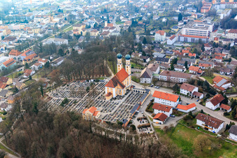 Vue d'oiseau de Église de pèlerinage de Gartlberg à Pfarrkirchen dans le département Bavière, Allemagne