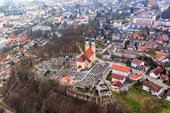 Église de pèlerinage de Gartlberg à Pfarrkirchen dans le département Bavière, Allemagne vue du ciel