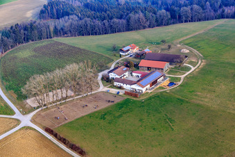 Ferme équestre Ziegelbauer à Pfarrkirchen dans le département Bavière, Allemagne d'en haut
