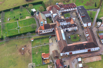 Vue oblique de Pension pour chevaux au monastère de Liebfrauenberg à Bad Bergzabern dans le département Rhénanie-Palatinat, Allemagne