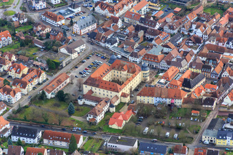 Vue aérienne de Château Bad Bergzabern avec Schlosshotel Bergzaberner Hof à Bad Bergzabern dans le département Rhénanie-Palatinat, Allemagne