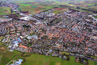 Vue aérienne de Vue de la ville depuis le nord-ouest à Bad Bergzabern dans le département Rhénanie-Palatinat, Allemagne