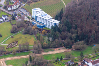 Vue aérienne de Parc thermal en contrebas de la clinique Edith Stein à Bad Bergzabern dans le département Rhénanie-Palatinat, Allemagne