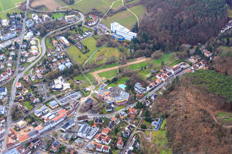 Vue aérienne de Parc thermal en contrebas de la clinique Edith Stein à Bad Bergzabern dans le département Rhénanie-Palatinat, Allemagne