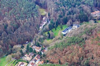 Vue aérienne de Kurtalstraße Hôtel Luisenpark et Hotelpension Seeblick à Bad Bergzabern dans le département Rhénanie-Palatinat, Allemagne