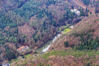 Vue aérienne de Kurtalstraße avec Schwanenweiher et Hotelpension Seeblick à Bad Bergzabern dans le département Rhénanie-Palatinat, Allemagne