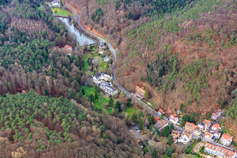 Vue aérienne de Kurtalstraße avec Schwanenweiher, l'hôtel Luisenpark et l'hôtel pension Seeblick à Bad Bergzabern dans le département Rhénanie-Palatinat, Allemagne