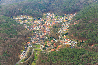 Vue aérienne de Village caché dans la forêt du Palatinat à Dörrenbach dans le département Rhénanie-Palatinat, Allemagne