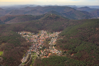 Vue aérienne de Village caché dans la forêt du Palatinat à Dörrenbach dans le département Rhénanie-Palatinat, Allemagne