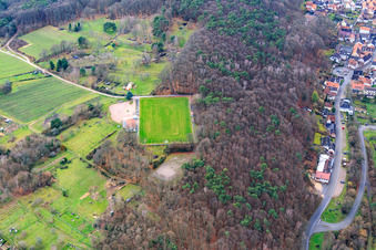 Vue aérienne de Terrain de sport et parking pour mobil-homes du club de football SV 1946 Dörrenbach Dörrenbach à Dörrenbach dans le département Rhénanie-Palatinat, Allemagne