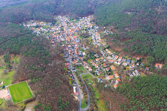 Photographie aérienne de Village caché dans la forêt du Palatinat à Dörrenbach dans le département Rhénanie-Palatinat, Allemagne