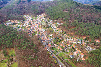 Vue oblique de Village caché dans la forêt du Palatinat à Dörrenbach dans le département Rhénanie-Palatinat, Allemagne