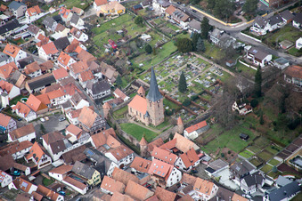 Vue aérienne de Église fortifiée Saint-Martin au centre du village à Dörrenbach dans le département Rhénanie-Palatinat, Allemagne