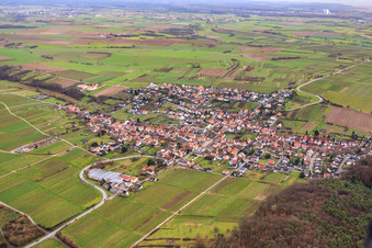 Vue aérienne de Vue du village au bord du Haardt depuis le nord-ouest à Oberotterbach dans le département Rhénanie-Palatinat, Allemagne