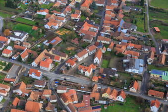 Vue aérienne de Église évangélique, salle paroissiale Oberotterbach et hôtel de ville à Oberotterbach dans le département Rhénanie-Palatinat, Allemagne