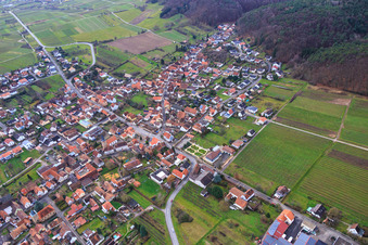 Vue aérienne de Vue du village au bord du Haardt depuis le nord-est à Oberotterbach dans le département Rhénanie-Palatinat, Allemagne