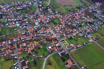 Vue aérienne de Vue d'ensemble du village au bord du Haardt depuis le nord-est à Oberotterbach dans le département Rhénanie-Palatinat, Allemagne