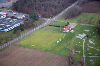 Vue aérienne de Terrain de football à le quartier Altenstadt in Wissembourg dans le département Bas Rhin, France