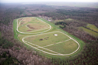 Vue aérienne de Hippodrome de la Hardt à le quartier Altenstadt in Wissembourg dans le département Bas Rhin, France