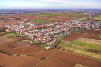 Vue aérienne de Vue du village depuis le sud-est à Minfeld dans le département Rhénanie-Palatinat, Allemagne